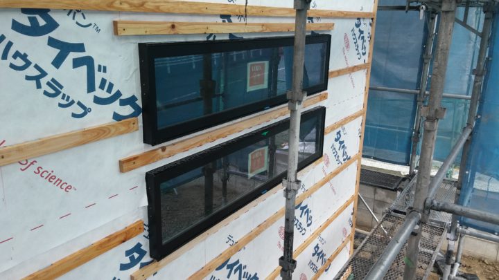 外壁工事。下地となる窓廻の防水テープと透湿シートの施工風景。サイディングの下地胴縁は通気工法で用いる通気胴縁です。