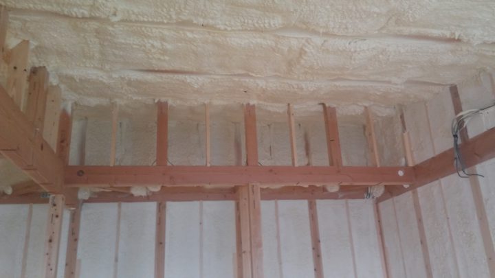 断熱工事。壁と天井（屋根）はアクアフォーム断熱を採用。ウレタンの断熱材を隙間なく充填します。