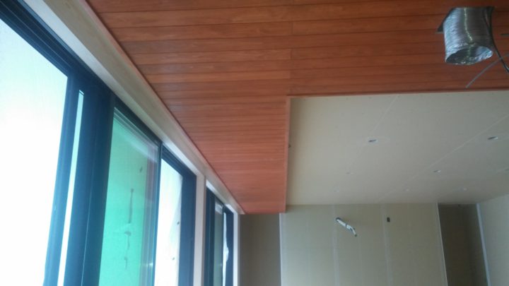 内装施工。下がり天井の羽目板塗装。外部と同じく木部保護のキシラデコールを塗装。塗装色はマホガニです。