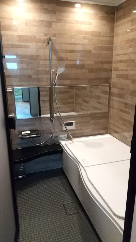 完成内部・浴室。LIXILのアライズ1坪タイプを設置。断熱浴槽で冬でもお湯の温度は下がりにくいです。