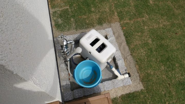 完成外部・庭の立水栓。外でペットも洗えるように、湯が出る混合水栓と、シャワーを設置しました。下の洗い場はコンクリートブロックを使った左官屋さんのお手製です。