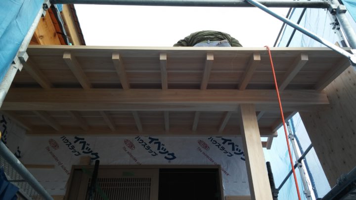 玄関の屋根。大工が手刻みで作りました。屋根は鋼板を横葺で施工。