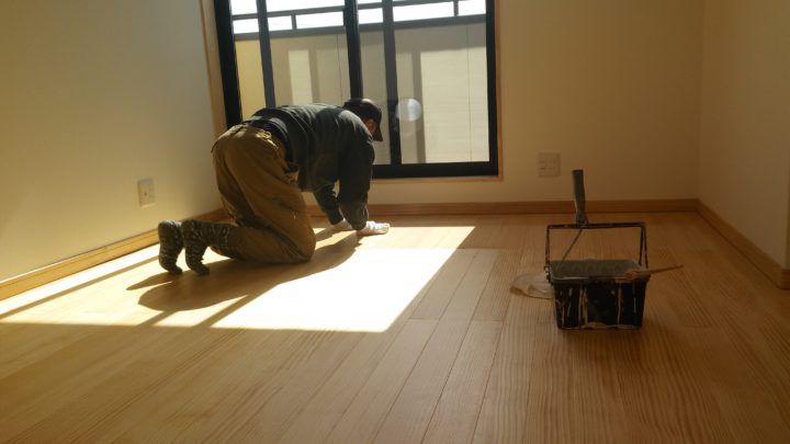 床の塗装中。無垢フローリングはOSUMOにて塗装。自然塗料なので人体にも優しい仕上がりです。