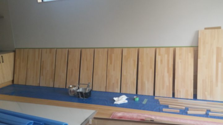 パントリーの棚板を床板と同じくOSUMOにて塗装。この後大工がこの可動棚を全て取り付けました。