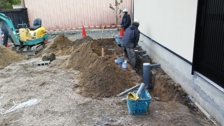 外部水道工事。排水管や雨水管を繋げていきます。駐車場の工事にも影響するので、高さなどに注意しての施工となります。