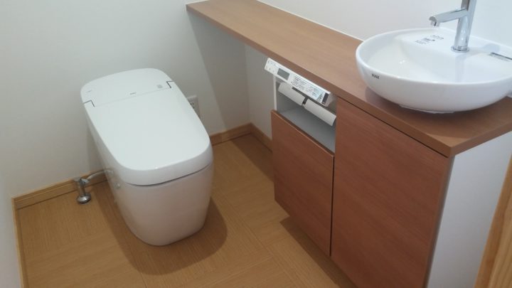 トイレはLIXILのサティスを採用です。新素材アクアセラミックの100年クリーンが決め手になりました。