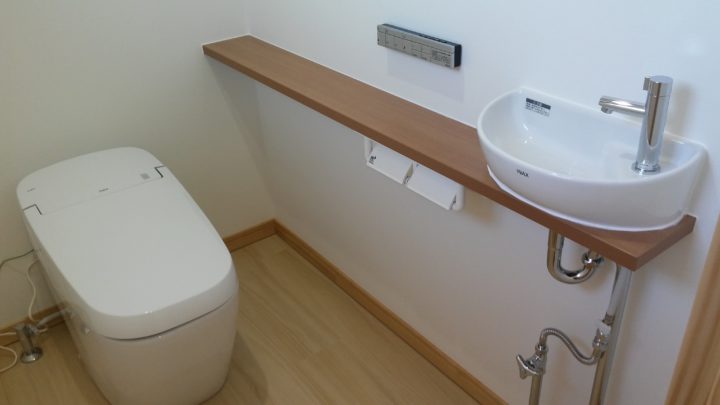 手洗い器はLIXILのキャパシア。一階は来客の使用を想定して計画しました。二階は家族のみという事でシンプルに計画です。