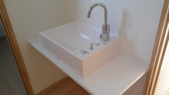 二階の廊下に掃除や朝の洗顔などを想定して手洗い器を設置。Panasonicのアクアファニチャーを採用しています。