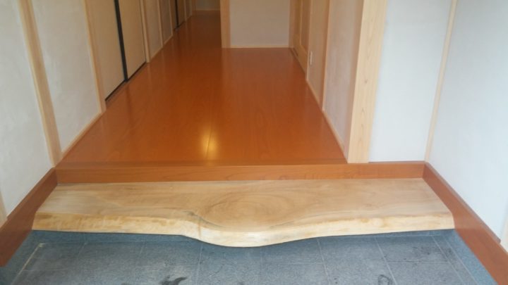 玄関の写真です。床材はウッドワンの縁甲板フロングです。材種はケヤキで赤茶の色が施主様の目に留まりました。