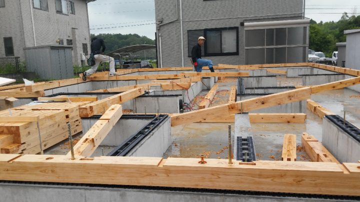 上棟準備の土台敷。いよいよ大工さんの登場です。基礎と土台の間には床下換気のための基礎パッキンを施工します。