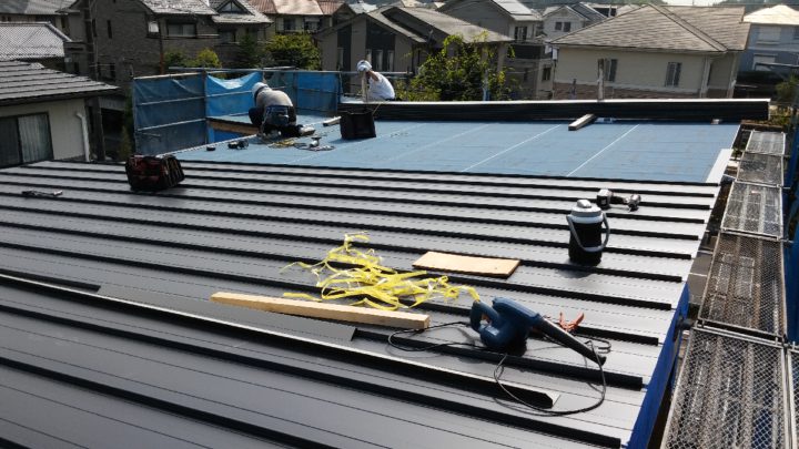 屋根の施工中。ガルバニウム鋼板にて施工しております。この後遮熱断熱塗装を施しました。