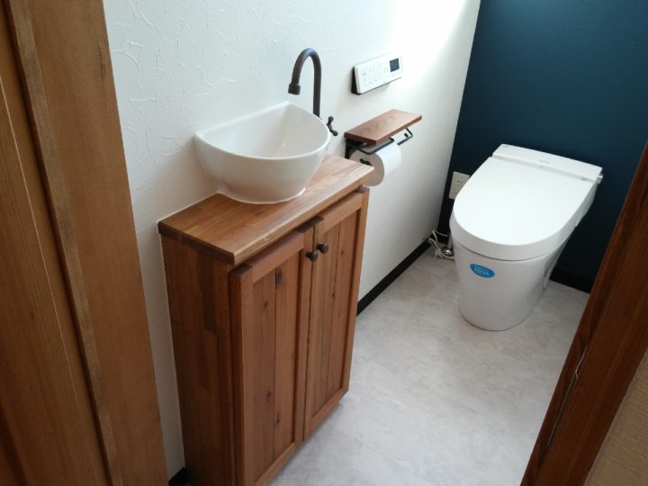 トイレ。1・2階ともタンクレスを選択。手洗い器や水栓は施主様からの提案品です。下部の収納は家具屋にて作成。