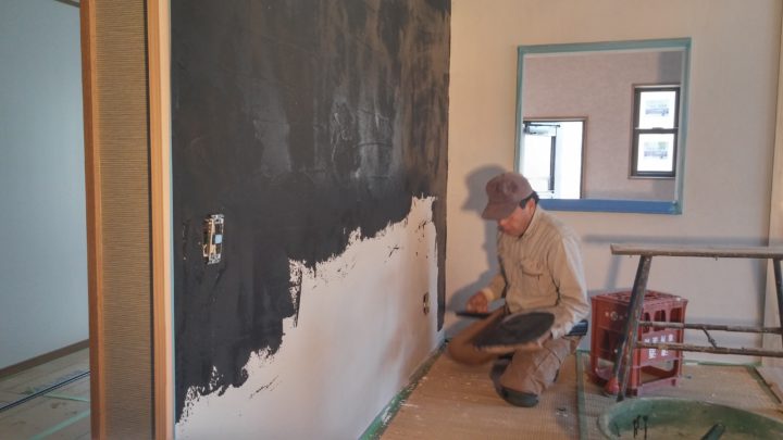 和室の壁に、漆喰を塗っているところです。